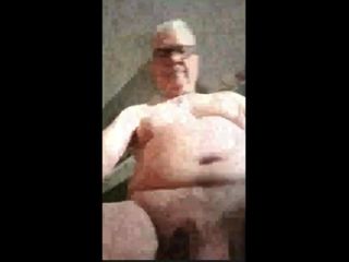 Opa spielt vor der Webcam