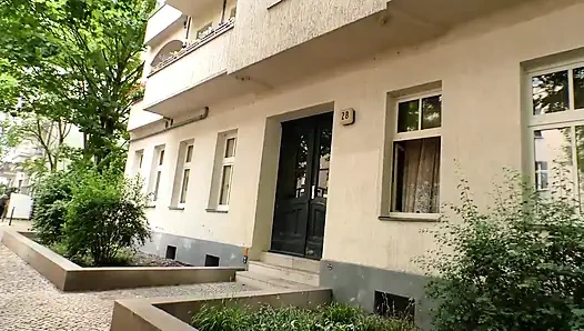 Milf seksi mengisap penisku