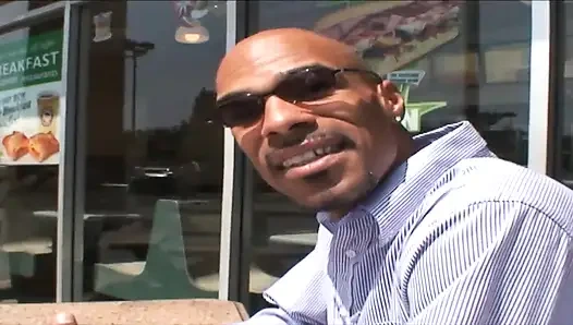 Глубокая щель горячей девчонки-пижамы выглядит миниатюрной, полной спермы на лице