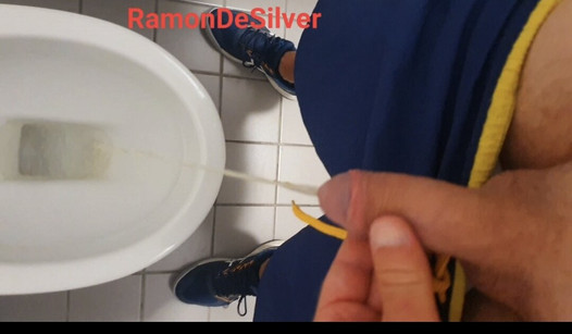 Meester Ramon pist geil na het sporten