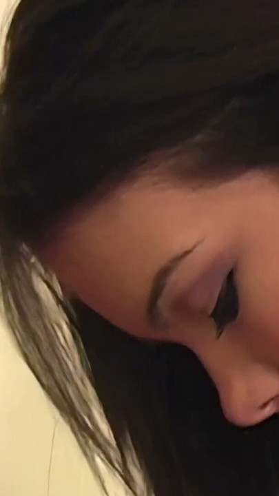Jessi Castro er en teenage latina, der suger pik og har noget på | Klip 1