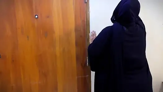 Faslı ateşli üvey anne sutyen tesettürlü abaya ve külot giyiyor sonra odamı süpürüyor ve beni baştan çıkarmaya çalışıyor