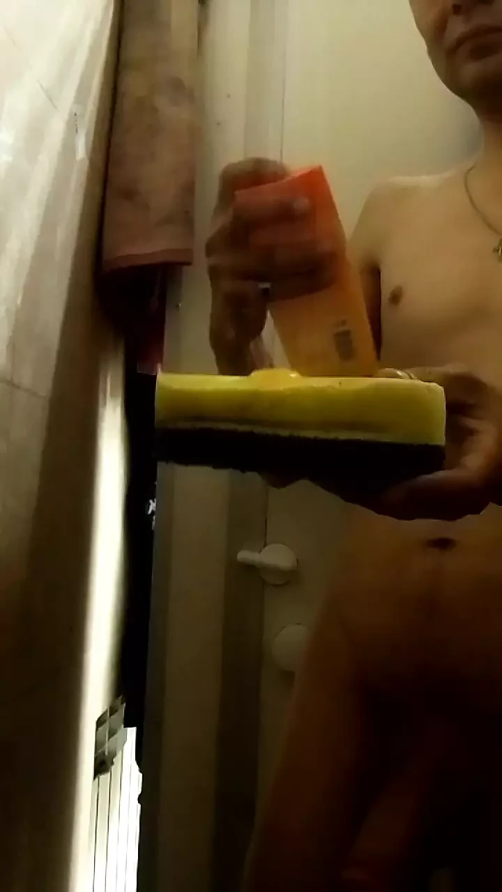 Lelaki langsing membasuh di bilik mandi dan merakam dirinya