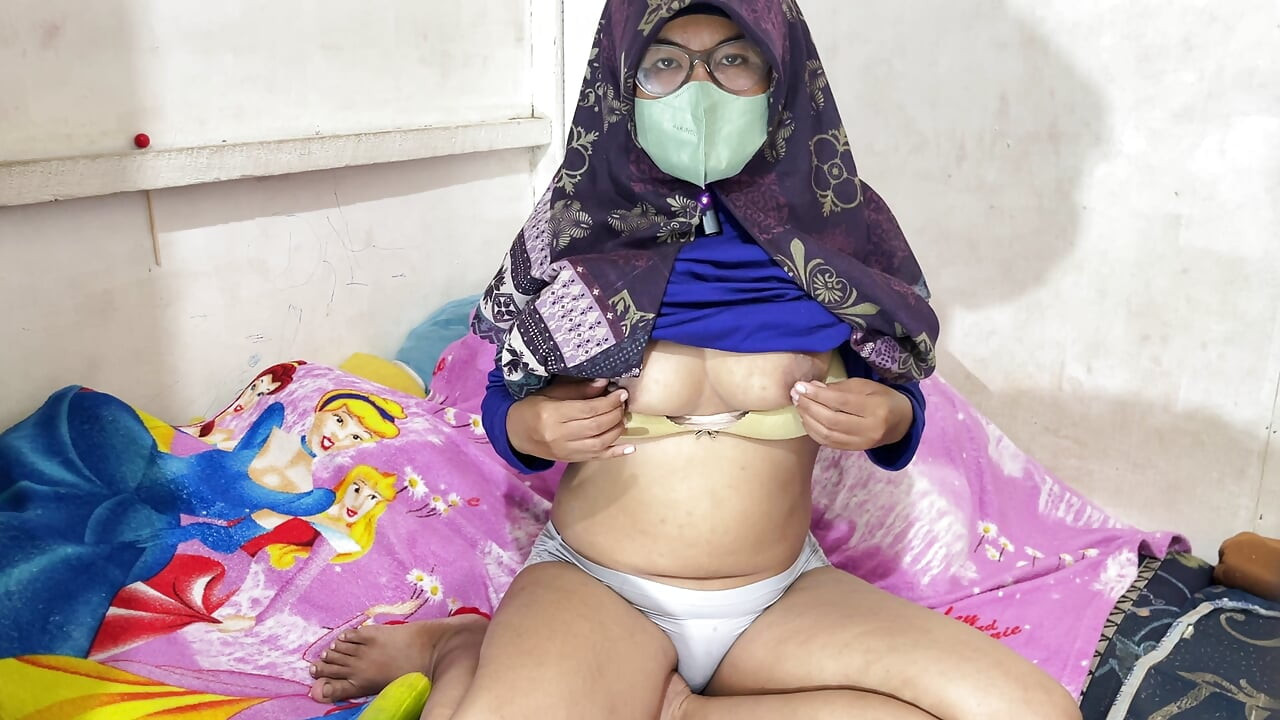 Aunty Riani Sange has no co-stars in the end to fulfill her lust