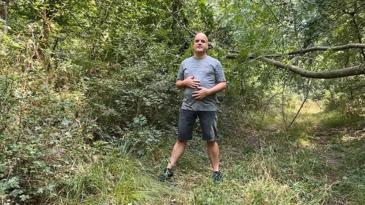 Zolee se desnuda en el bosque y luego se corre