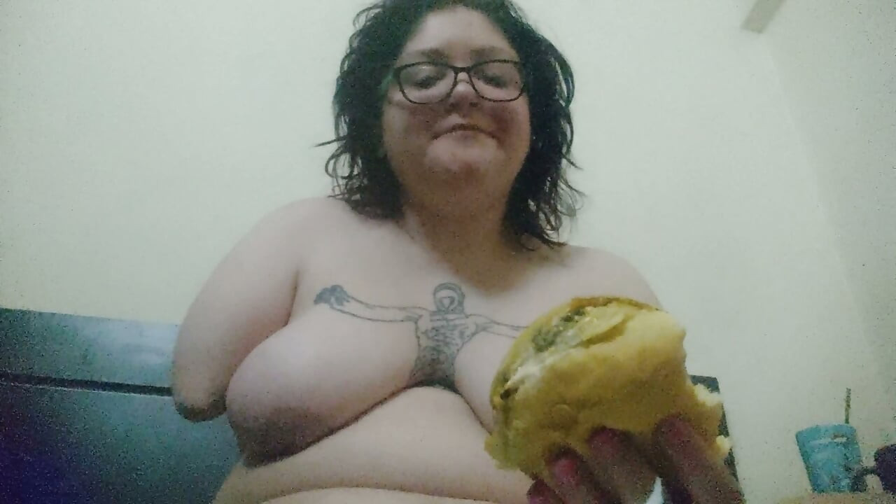 Feedee Challenge 100 burgers day 1
