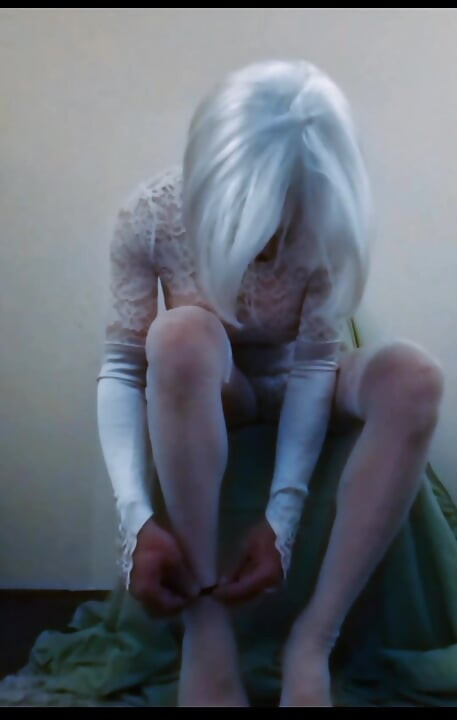 Kinky tgirl teasin her body in whit nylonfetish dressing