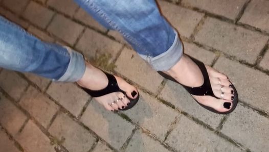 Sexy voeten en latex teenslippers