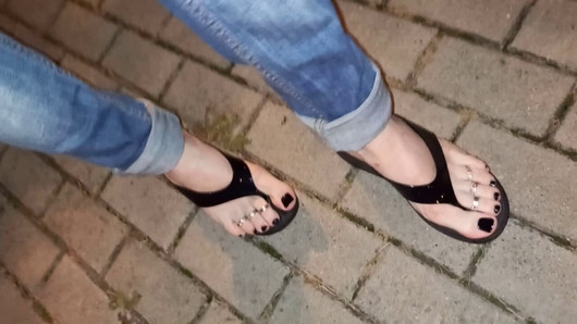 Pieds sexy et tongs en latex