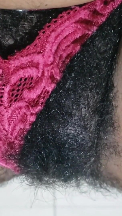 Külotunu bir kenara koyan güzel olgun orta yaşlı seksi kadın kıllı amcık | Klip 1