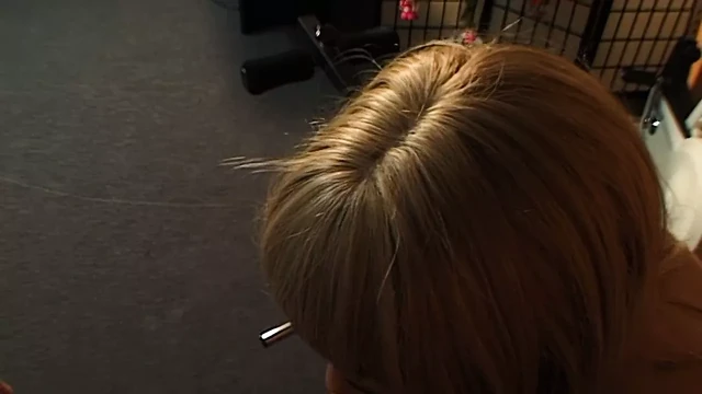 Grose Titten Blonden fingert ihre Pussy im Fitness Raum