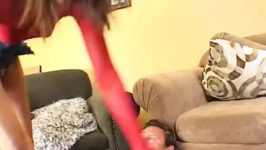 Adam kanepede göt deliğini baş aşağı yalıyor