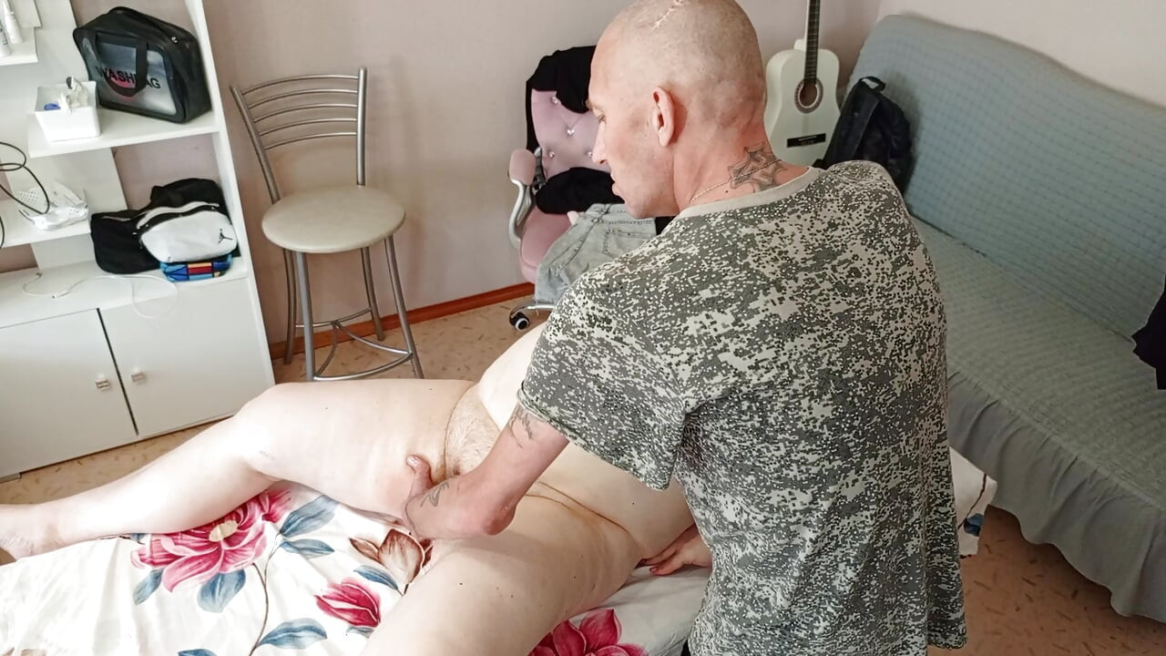 Svekrva uživa u masaži grudi i pičke nakon koje je jebem
