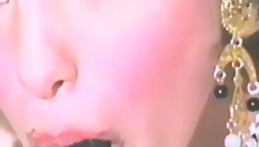 Cewek hot rambut cokelat lagi asik muasin memeknya pakai mainan seks