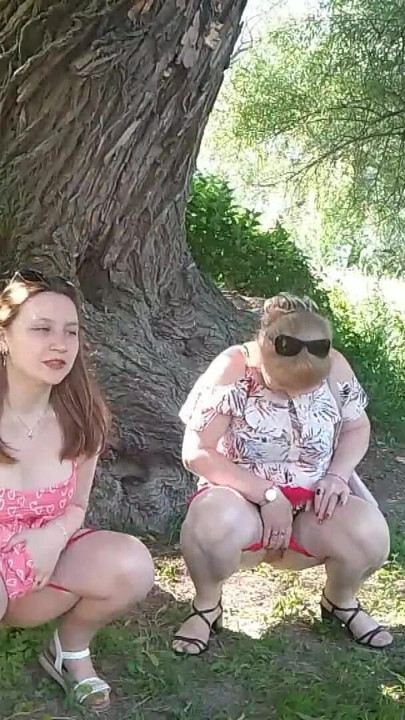 Zwei frauen, mädchen und reife milf zogen rotes höschen aus, pinkeln am straßenrand in der Öffentlichkeit, pinkeln im freien, lesben küssen | Clip 1