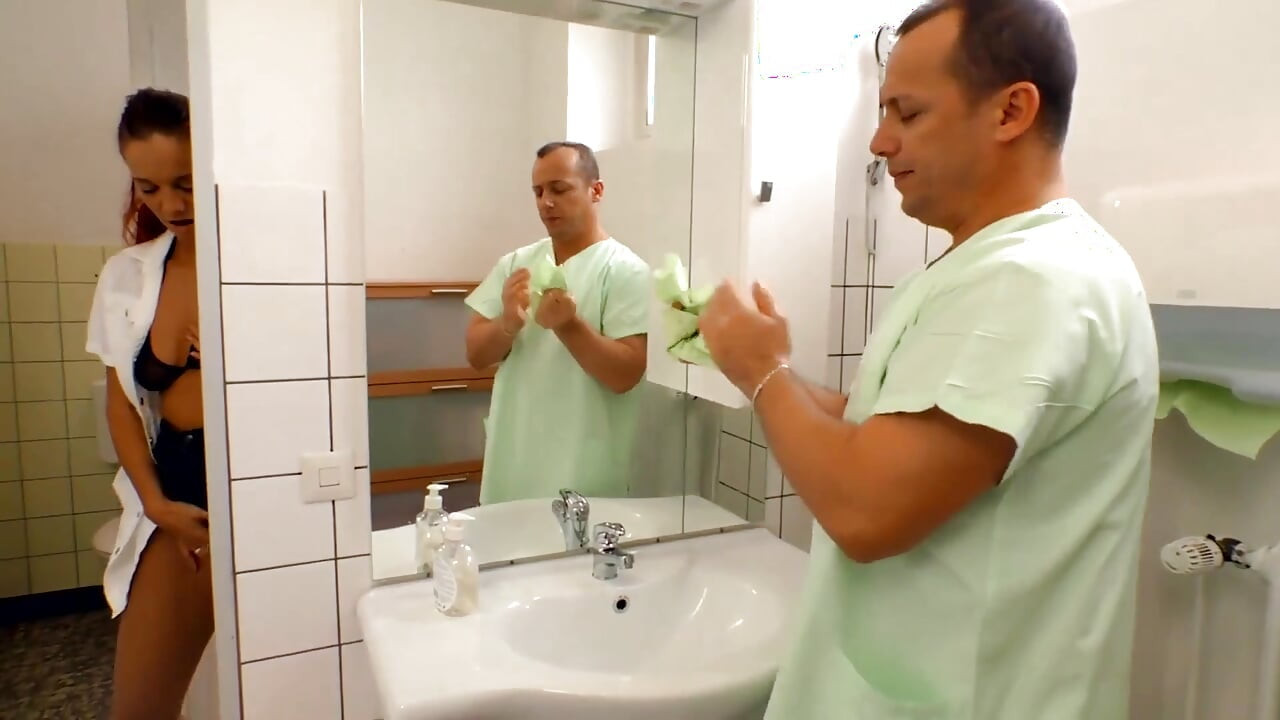 Hübsches rothaariges mädchen fickt in der toilette
