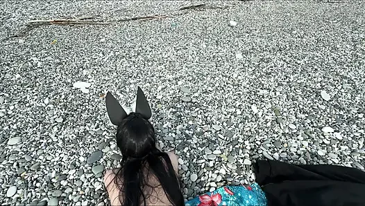 Bir yabancıyı plajda mastürbasyon yaparken yakaladım ve onu sert siktim. Edepsizce konuşarak