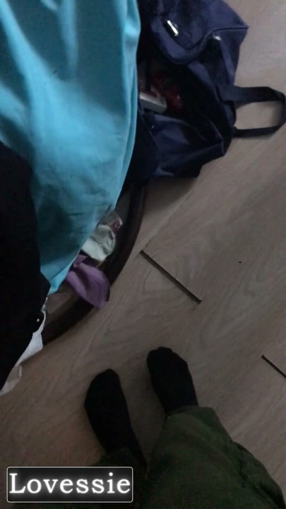 En vacker MILF i en röd klänning sög av sin grannes kuk på balkongen och bjöd in honom hem till sig - Lovessie | Klippa 2