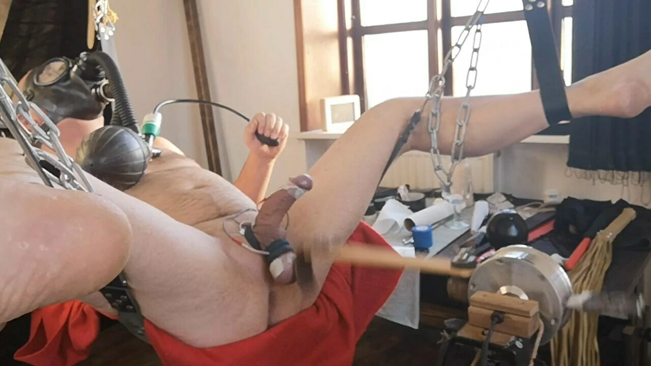 Stimulare electrică și palme dure cu mingea cu mașina și purtarea unui smask cu gaz
