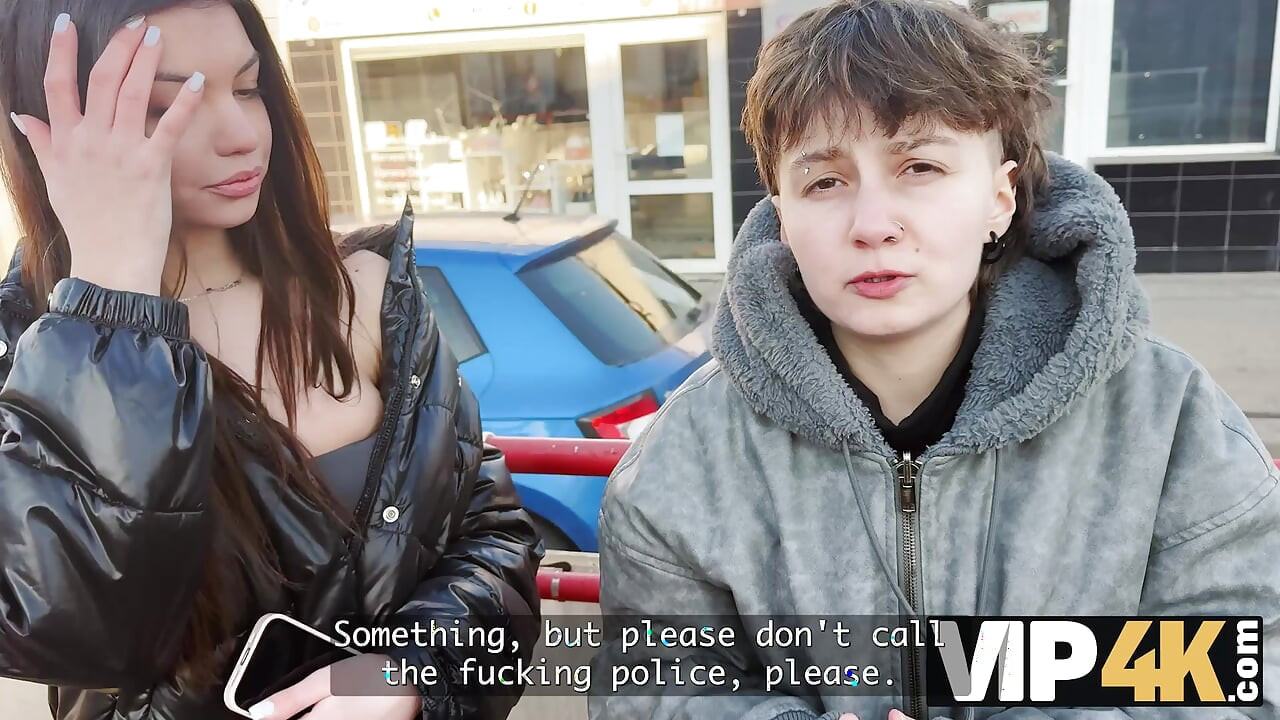 VIP4K. Dua lesbian cantik nggak keberatan untuk seks threesome sama orang asing di dalam kereta