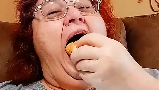 Makan roti lapis bolo untuk gadis gemuk yang memakan penggemar!