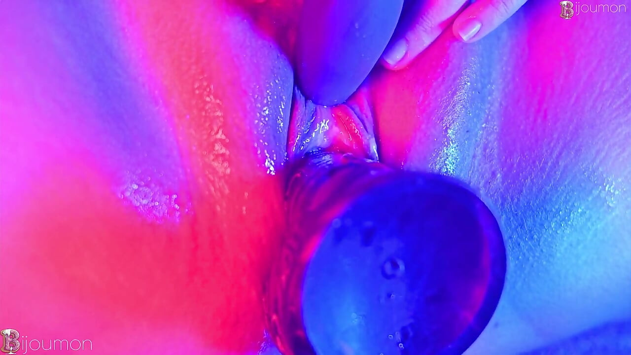 Los dedos gruesos con consolador causan mi orgasmo duro