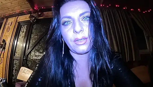 Cewek seksi dengan toket besar ini dientot habis-habisan sampai dicrot di muka