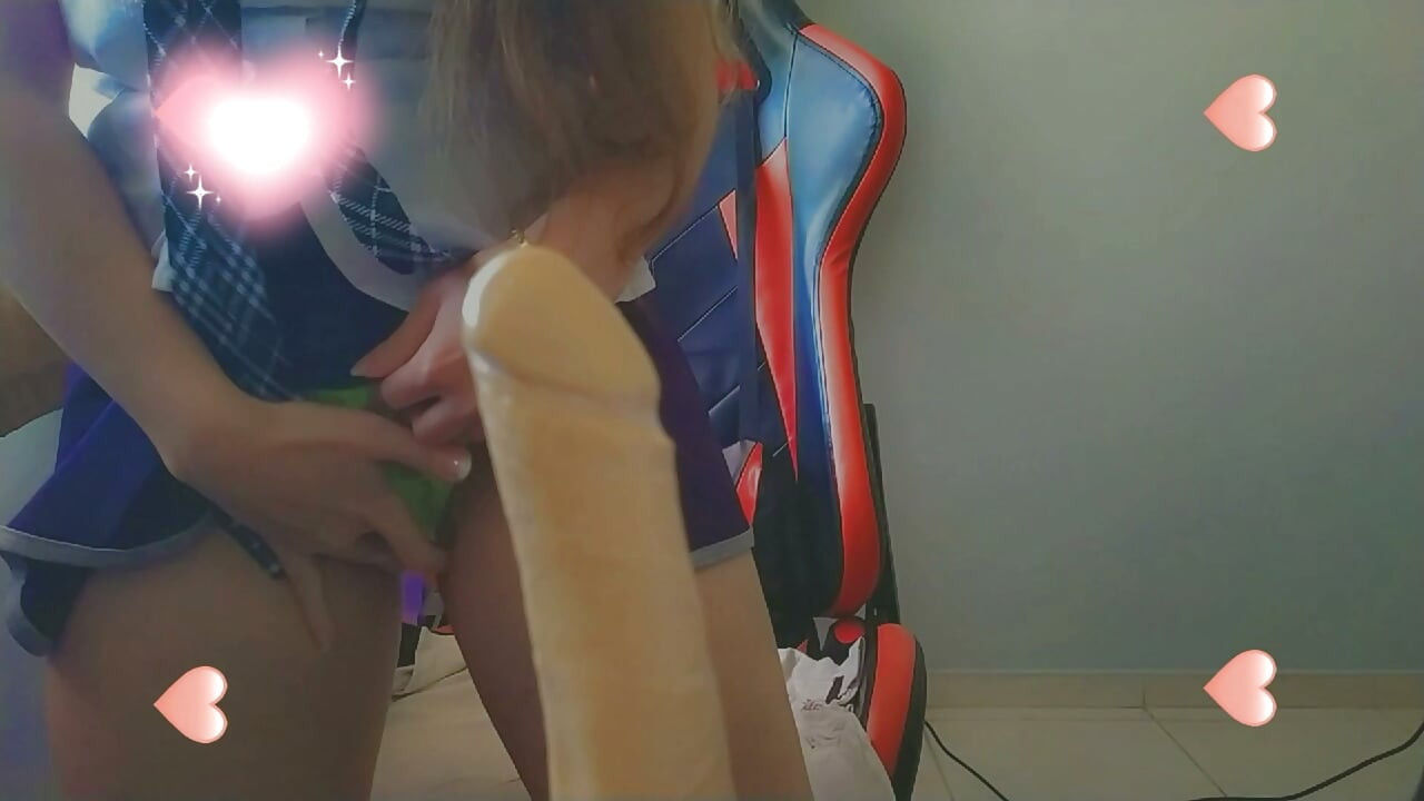Cea mai excitată cum nu s-a mai văzut înainte de studenta Fairy Bliss are orgasm în timp ce se masturbează și își bagă vibratorul în pizda ei dulce