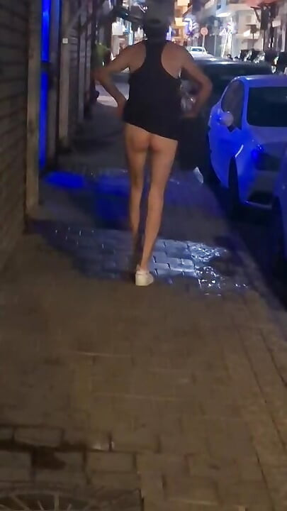 Plimbându-se goală pe stradă noaptea