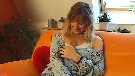 Милая блондинка с пирсинговыми сиськами трет ее киску на кастинге