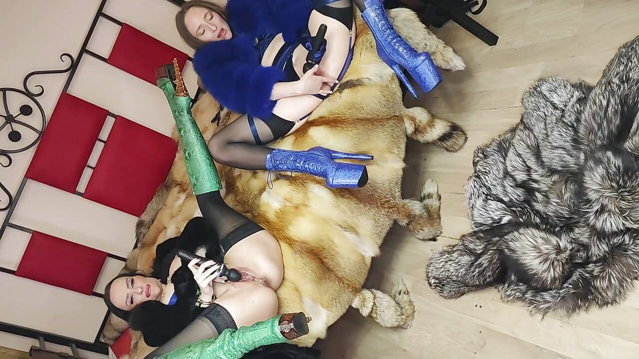 Lesbijskie futro fetysz jebanie z straponami, mnóstwo futra, ogromne tryska na futrze