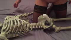 Soție sexy care se fute cu un dildo schelet