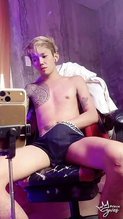 INKED FILIPINO TWINK JERKING OFF AND CUMMING