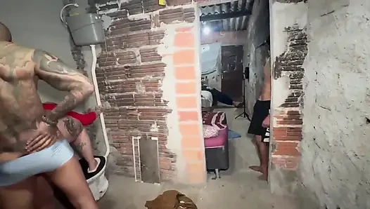 Mamãe Papai Faz Sexo Numa Construção Civil Numa Favela Do Brasil