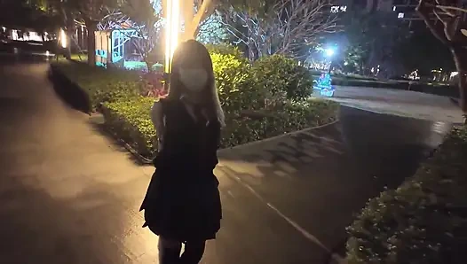 Hs19-ein mädchen in einer schuluniform war durch die straßen gefesselt