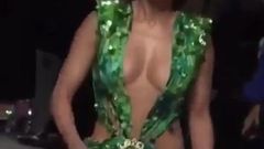 露出度の高い緑色のドレスを着たジェニファー・ロペス、2019 03