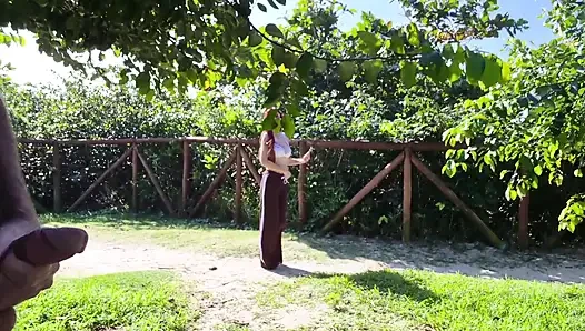 Handjob berisiko untuk hottie di taman!