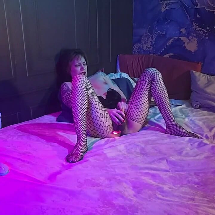 チャットに聞かれて、ワイルドなアナルの後に潮が吹く