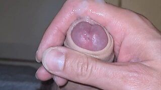 Primo piano, masturbazione mattutina con un sacco di sperma sul pavimento prima di andare a lavorare punto di vista