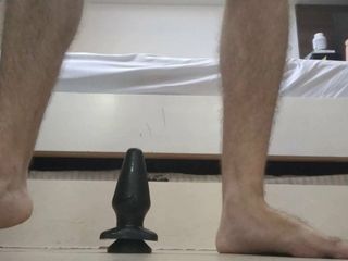 Insertion d'un énorme plug anal