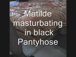 Matilde masturbeert in een zwarte panty