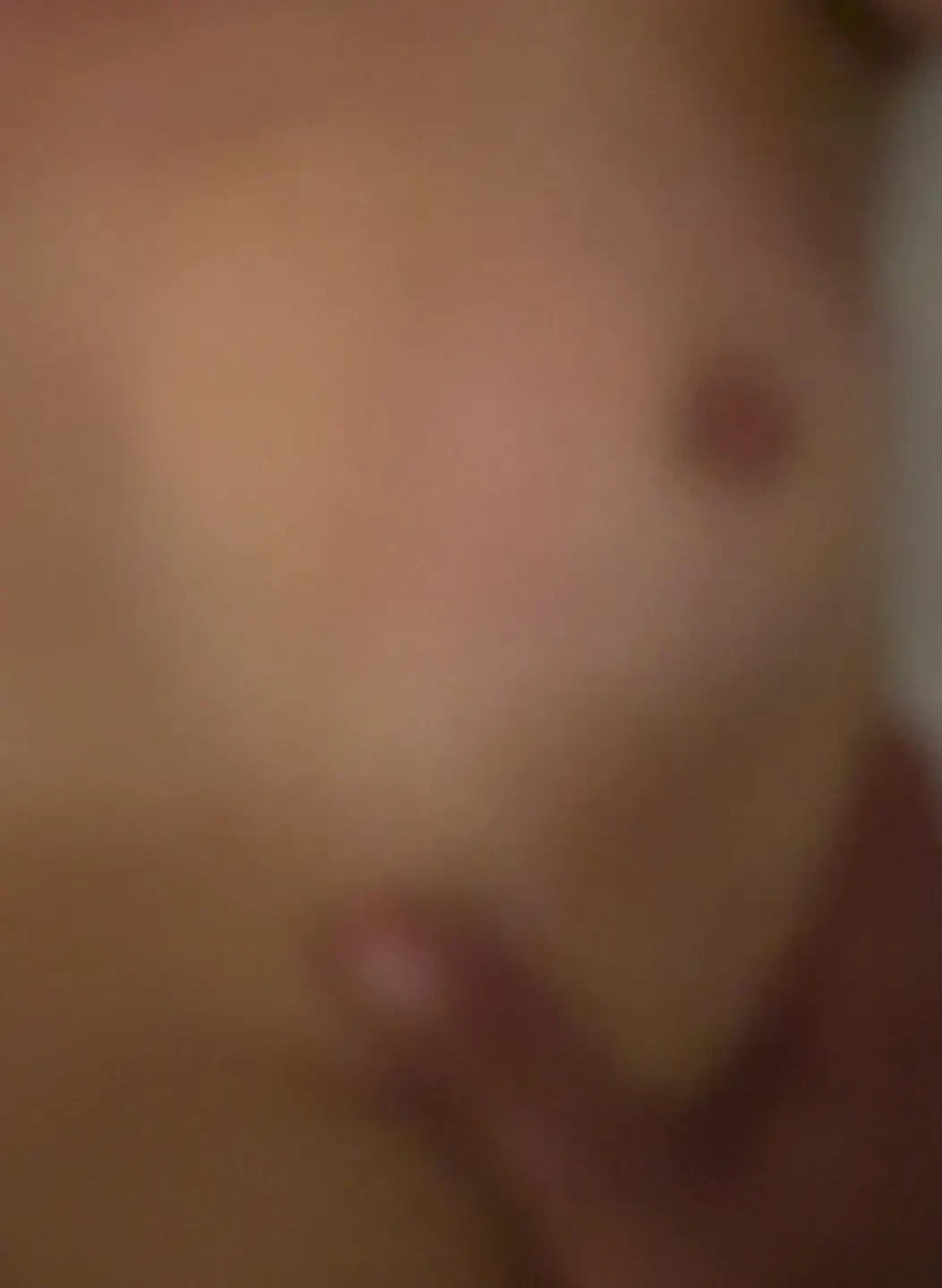 我紧紧抓住瘦熟女，玩弄她穿孔的乳头