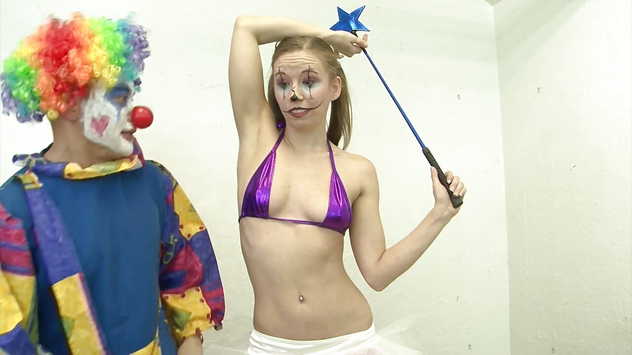Clown, mädchen bekommt eine massive gesichtsbesamung, nachdem sie hart gefickt wurde