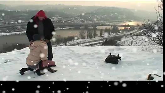 Genç orta yaşlı seksi kadın karda büyük sert yarakla amından sikiliyor ve dölleniyor
