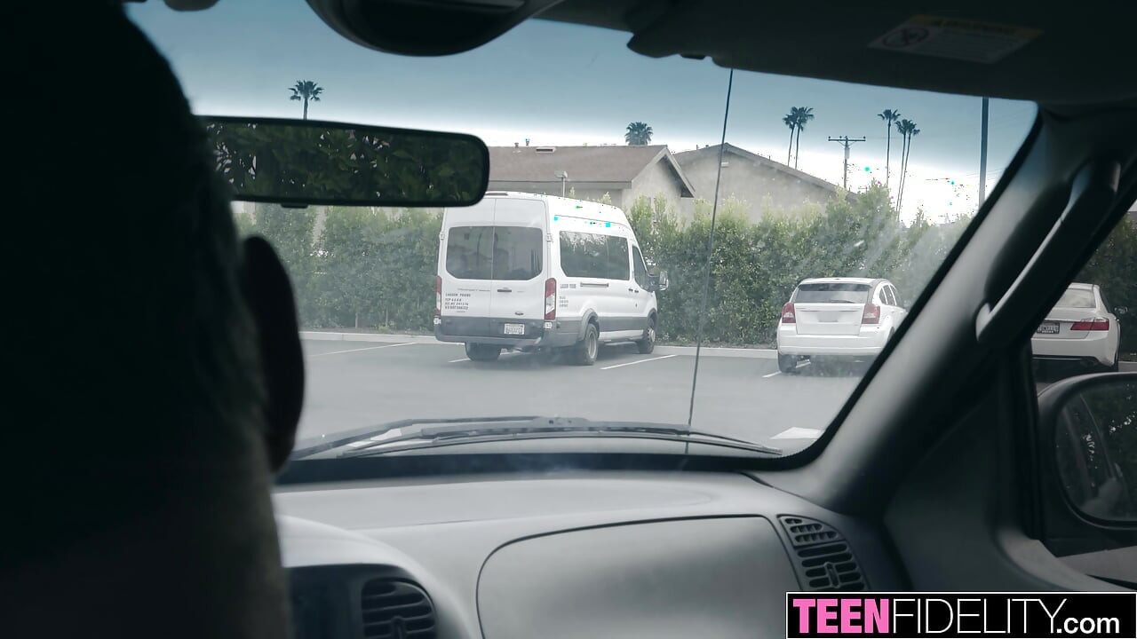 TEENFIDELITY Jill Kassidy hat Autoprobleme und bekommt eine fahrt auf schwanz