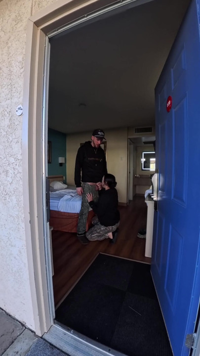 Undangan Hotel dan Seks Berisiko di Perjalanan | Klip 1