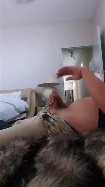 我很饥渴，所以我快速手淫