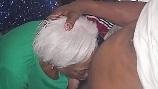 Nenek menjilat batang saya