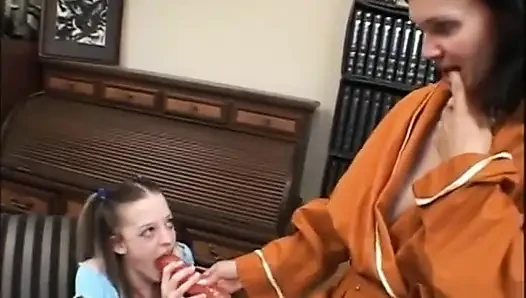 Lesbian tua dan muda bermain dildo di rumah