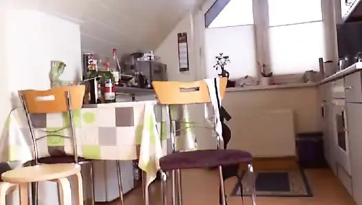 Юная блондинка скачет на дилдо